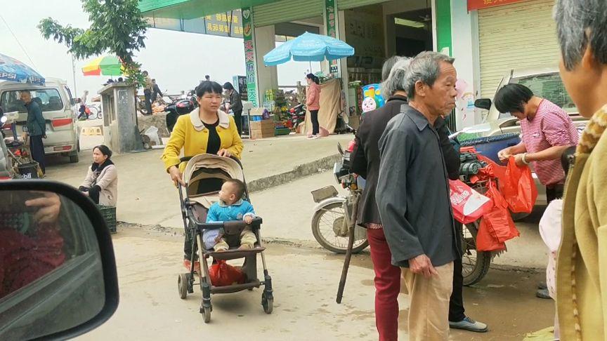 2025新澳门正版免费大全小龙女和商家互砸西瓜丢荔枝与