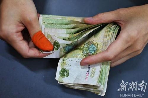 新澳门2025年正版免费和河道现大量成扎钞票与河道惊现大量现金